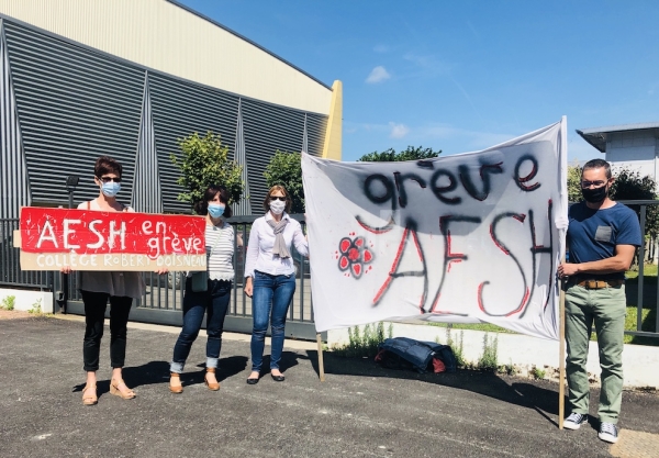 Journée de grève des AESH devant le collège Doisneau