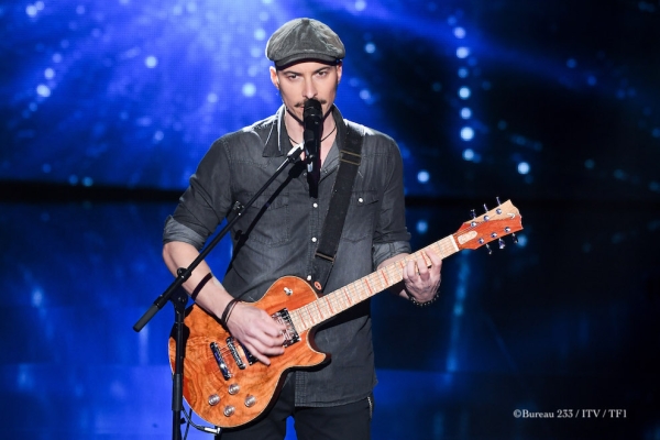 Sur des accords de Queen, Nico Sarro a fait vibrer sa voix et sa guitare sur le plateau de The Voice 