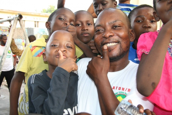 Favoriser le savoir de jeunes congolais à Kinshasa par l'octroi de feuilles de papier, ça vous dirait d'être de la partie ?