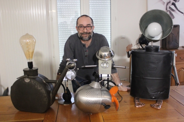 Eurêka ! Le courant est passé entre Michel Costa et ses lampes très expressives...