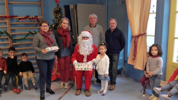 Le Père Noël a fait une halte à l'école maternelle de Bourgogne à Chalon