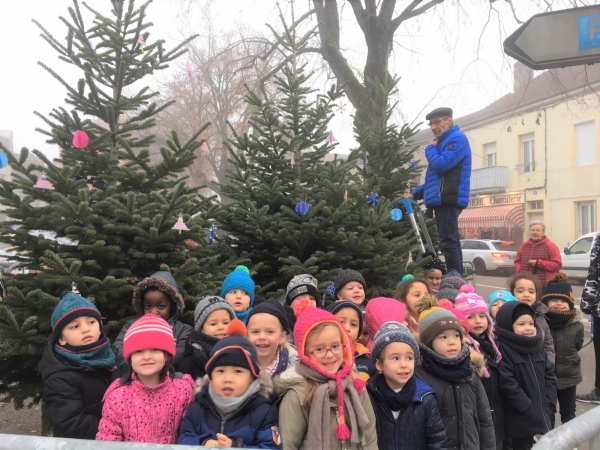 Les enfants ont décoré les sapins de Noël de la place Damichel à Chalon