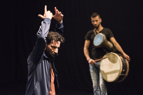 Festival Instances : Dans 'Under the Flesh', Bassam Abou Diab, chorégraphe et danseur libanais, raconte le corps vu de l’intérieur, de « sous la peau »