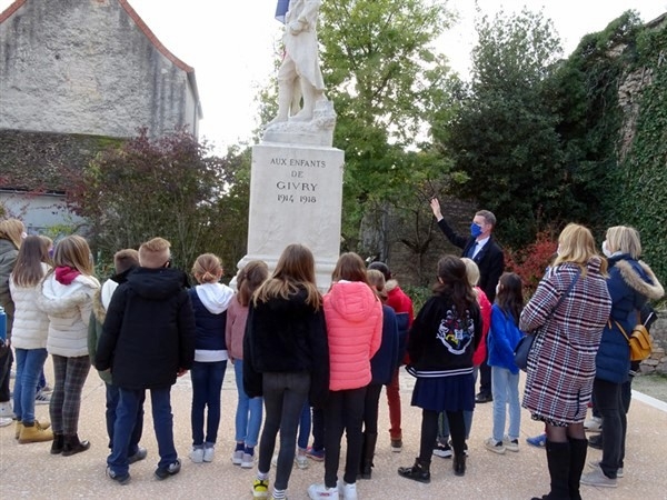 Sensibilisation des enfants de l'école Notre Dame de Varanges à la notion de commémoration