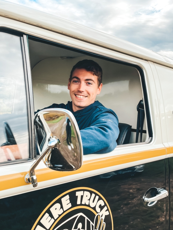  Maxence Thevenard arpente les routes de Côte d’Or au volant de son Combi VW noir et blanc aménagé en Bière truck