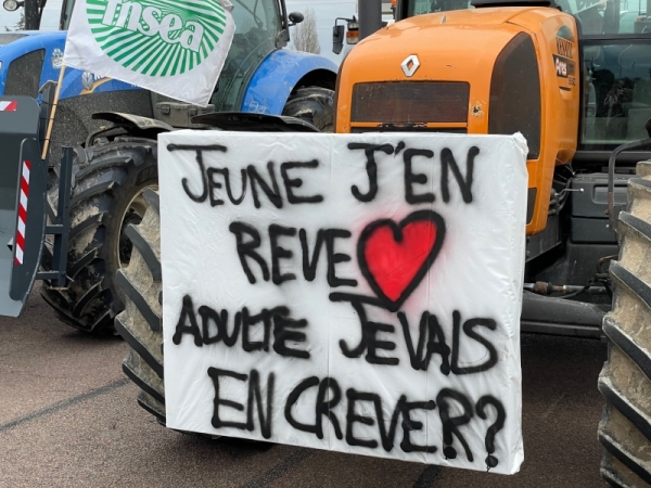 Manifestations agricoles en Côte-d’Or : le barrage sur l'A6 au niveau de Beaune centre toujours actif 