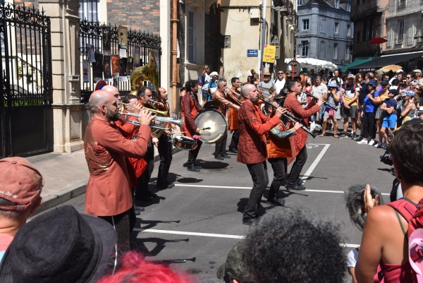 Chalon Dans la Rue : Belle Image (La), assistez à un concert de musique en mouvement 