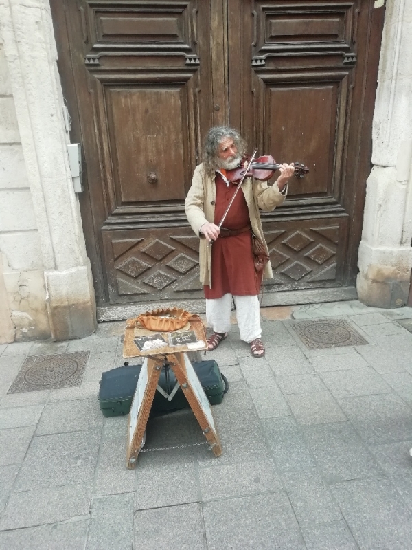 Le troubadour Olivier d’Icarie était de passage sur le marché de dimanche à Chalon 