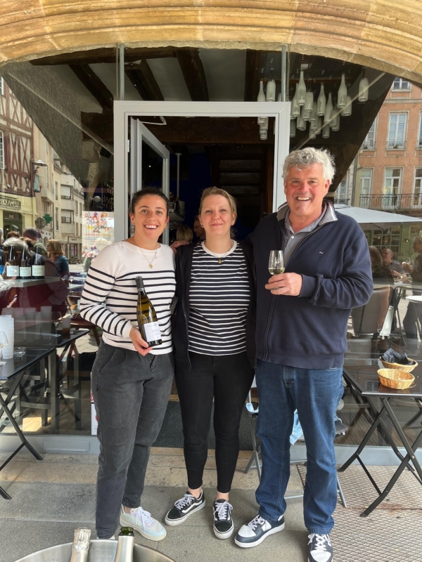 Changement de propriétaire du bar restaurant ‘Sur la Place’ : Désormais Alice, François et Evelyne, sont les nouveaux patrons