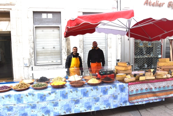 Chalon-sur-Saône : Nouveau sur le marché du dimanche, avec Chérif, venez déguster des spécialités provençales artisanales et les fromages d’ailleurs