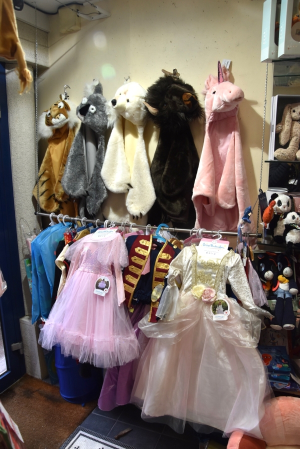 Pirates, policiers, chevaliers… princesses, fées, reines… Licornes, ours, panthères … à l’occasion du carnaval vous trouverez de superbes déguisements pour enfants au magasin ‘Le Baldaquin’ à Chalon-sur-Saône