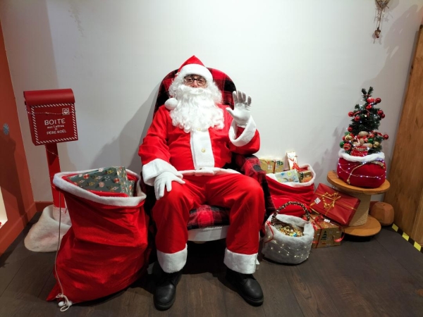 Le père Noël  fait une halte au magasin O Bout’Chou pour déposer sa hotte