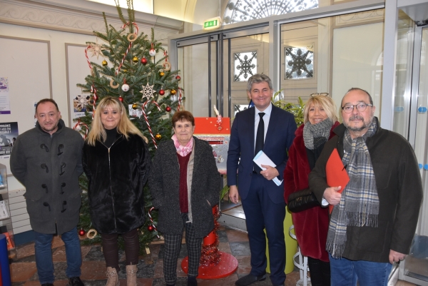 Chalon-sur-Saône : Une boite aux lettres pour le Père Noël est accessible aux enfants dans le hall de la Mairie 