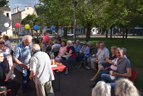 Fête des voisins réussie pour le Comité Saint Cosme à Chalon-sur-Saône  