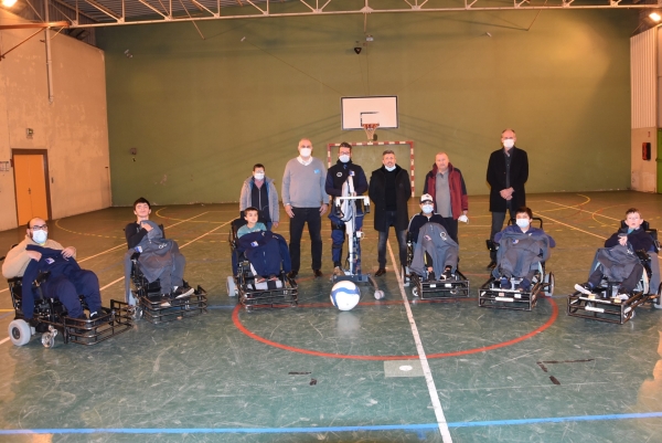 Remise de lève-personnes, de sweat-shirts et de ballons pour la section foot-fauteuil  de l’Académie du foot