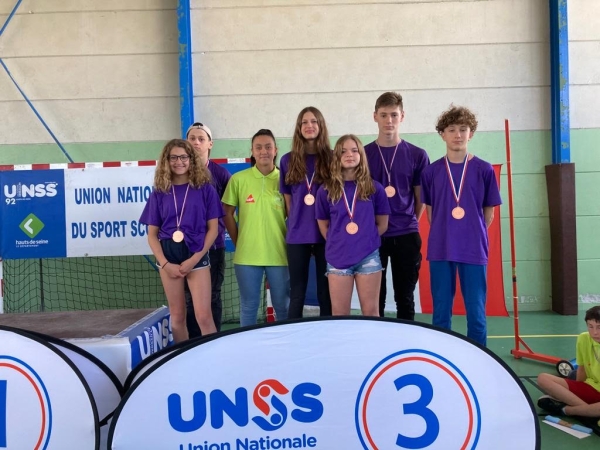 Médaille de bronze pour les jeunes nageurs chalonnais du CNC aux Championnats de France UNSS 