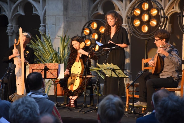 Cloître Saint Vincent :  Le public chalonnais découvre le  répertoire médiéval renouvelé avec l’ensemble ApotropaïK