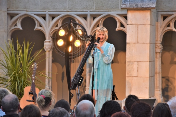 Le Cloître Saint Vincent tombe sous le charme de la talentueuse harpiste et guitariste Naomi Greene 