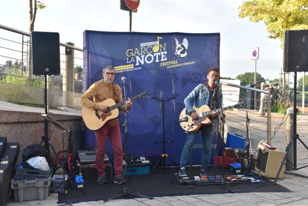  Dans le cadre du Festival  ‘Garçon, la Note’, le  groupe Aron C a enchanté son public !