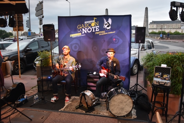 Dans le cadre du Festival  Garçon la note, le groupe Lucky Pepper met l’ambiance à la Brasserie Côté Saône