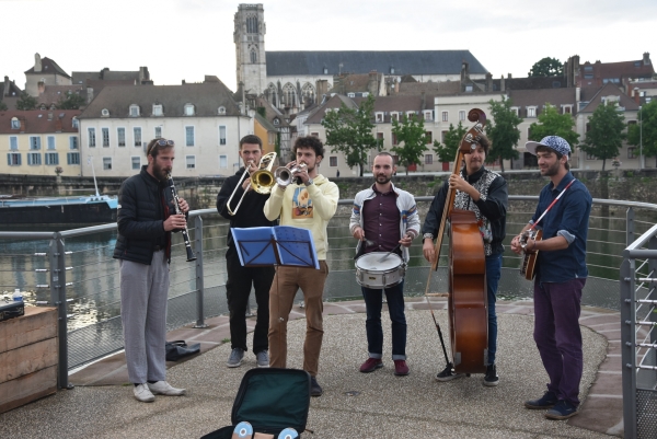 Chalon-sur-Saône : Le groupe Sonata & Rustine inaugure de bien belle manière  les ‘Guinguettes’ du quai de la Monnaie. 