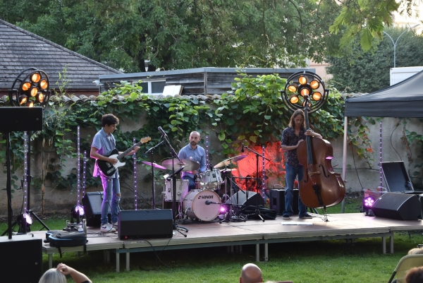 Chalon-sur-Saône : Concert de jazz pour le groupe ARK Trio au jardin botanique