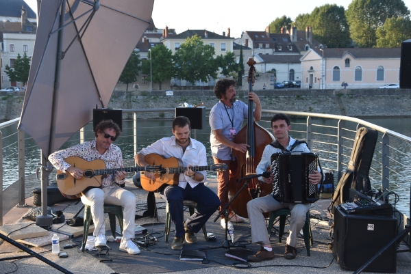 Swing Folie anime les guinguettes avec son jazz manouche