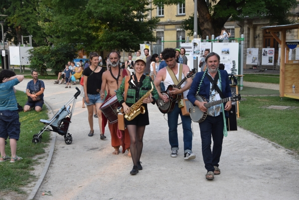 Chalon Dans la Rue : La compagnie Lions pour des Lions (des) fait danser son public 