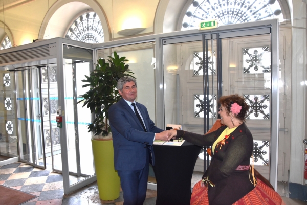 La boutique à compliments accessible dans le hall de l’Hôtel de Ville