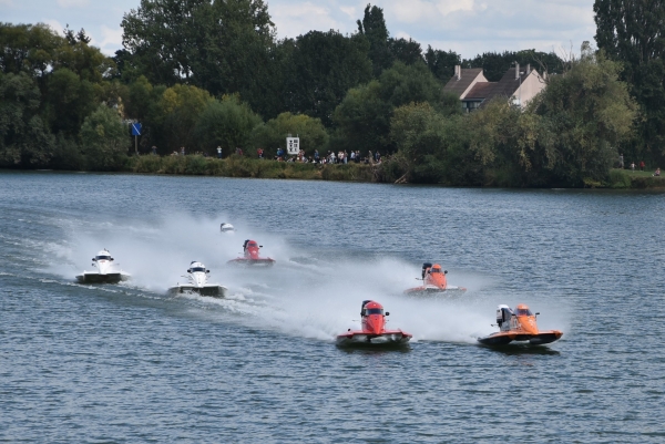 Chronos, courses, démonstrations et  2ème manche de la course de la série F4, revivez le Grand Prix Motonautique de Chalon-sur-Saône