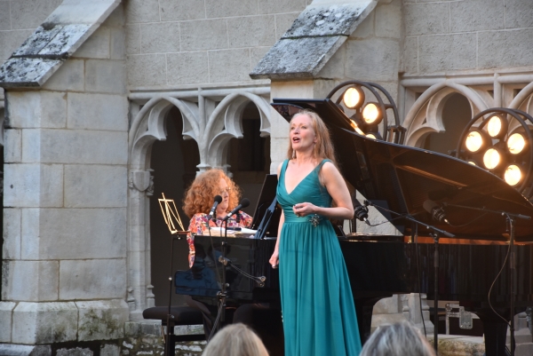 Les soeurs Ingrid et Julie Perruche enchantent le Cloître Saint Vincent  