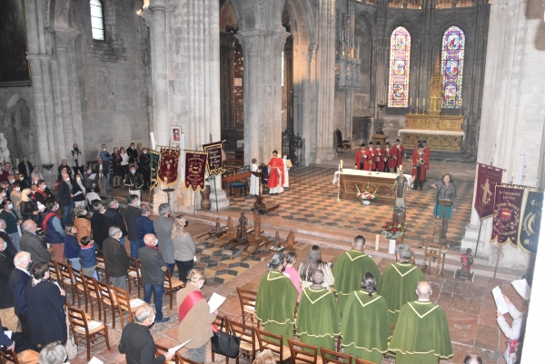 Beaucoup de monde pour la ‘Messe de la Saint-Hubert’ célébrée en l’honneur des viticulteurs