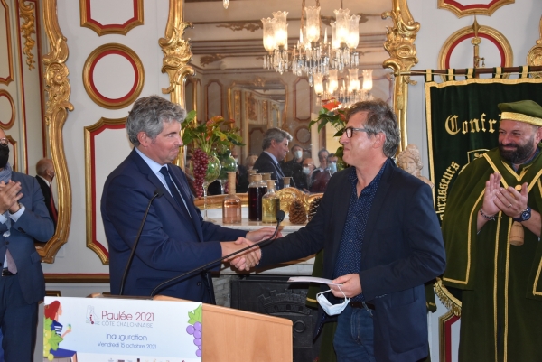 Michel Gallois gagnant du concours de la photographie sur le thème de ‘la vigne et le vin’ organisé par la Ville de Chalon-sur-Saône 	