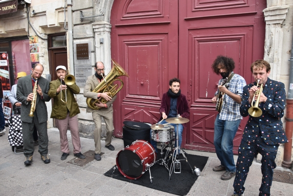 Gumbo swing, une fanfare lyonnaise qui a animé le parcours dégustation de la Paulée, ce dimanche à Chalon-sur-Saône.