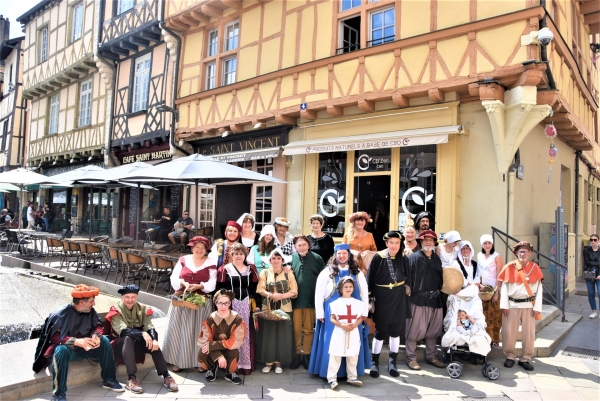 Dans le cadre des Festivités médiévales organisées rue aux Fèvres par l’Association ‘Cœur de Ville’, Rondes de Nuit a déambulé délivrant de nombreux contes 