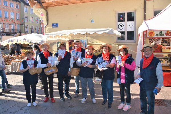 Dans le cadre de la Paulée 2021 de la Côte chalonnaise, ‘Rondes de Nuit’ a déambulé sur le marché distribuant le programme des festivités 