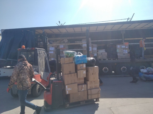 Grâce à votre solidarité, 5 camions sont partis en Ukraine et ont été déchargés à Khoust, un sixième camion en attente 