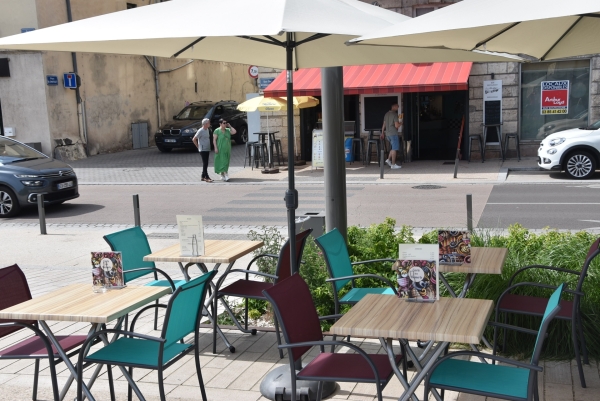Nouveau commerce à Chalon : ‘Le Mustang’ , le bar-restaurant et glacier