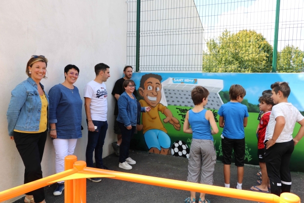 Le nouveau city stade rue Pierre Jacques de Saint Rémy s’embellit d’une fresque en graff.