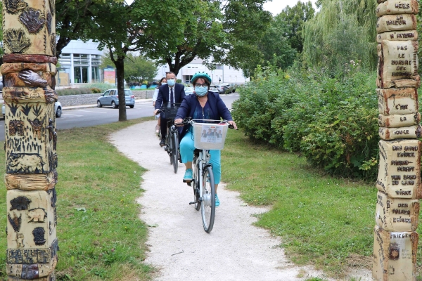 Le Sous-Préfet Olivier Tainturier fait la visite de Saint Rémy à vélo.