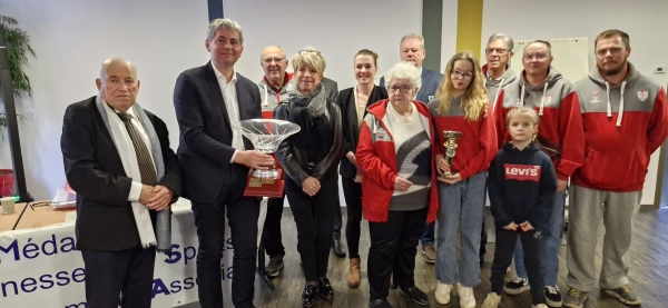 Le Challenge René Beche remis au club de rugby féminin Les Coquelicots