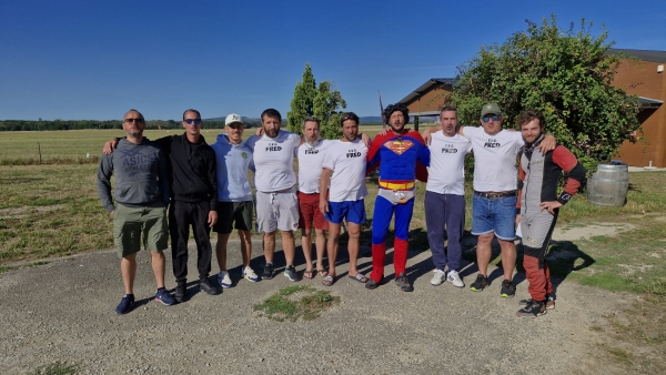 Quand " Fred Superman" enterre sa vie de garçon en sautant en parachute