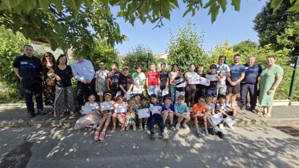 Les élèves de CM2 de l’école de Cruzille ont reçu leurs calculettes