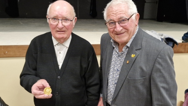 Daniel Courtitarat honoré par la Président du Comité FNACA de Châtenoy le Royal