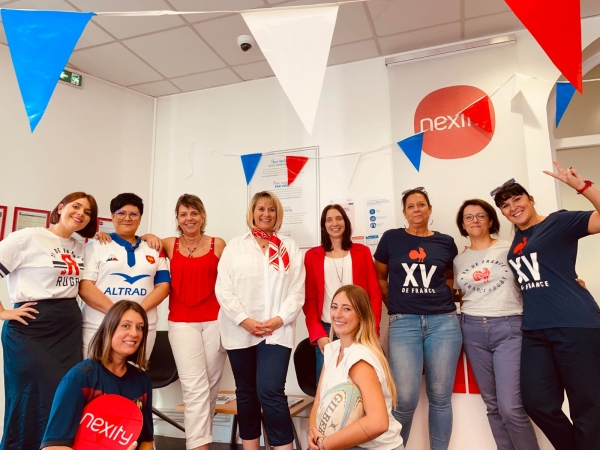 L’équipe féminine Nexity derrière les bleus du XV de France