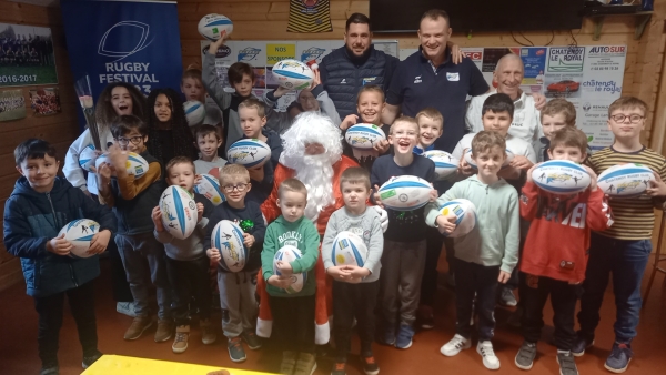 Le Père Noël fait un détour par le stade de rugby