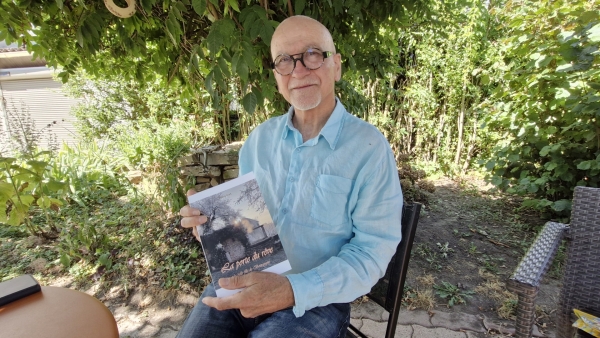 Pierre Curt dédicace son dernier livre «  La Porte du rêve » au Marché de nuit de St Gengoux le National