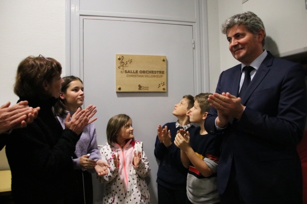 Beaucoup d’émotion lors de l’inauguration de la plaque en mémoire de Christian Villeboeuf à l’école Vivant Denon