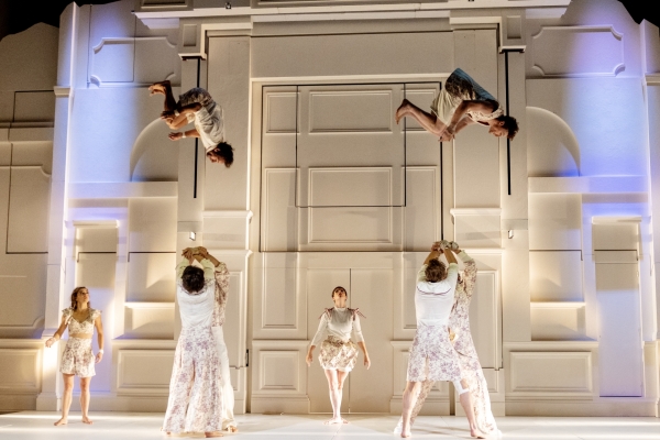 A l'Espace des Arts : 'Entre chiens et louves', huit acrobates s’envolent dans les airs en mêlant danse et haute-voltige