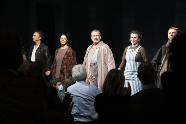 Standing ovation pour Philippe Torreton et les comédiens de la pièce ‘La vie de Galilée’
